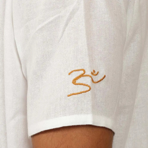 Weiße Kurta 100% Bio-Baumwolle mit gesticktem "Aum"-Schriftzug